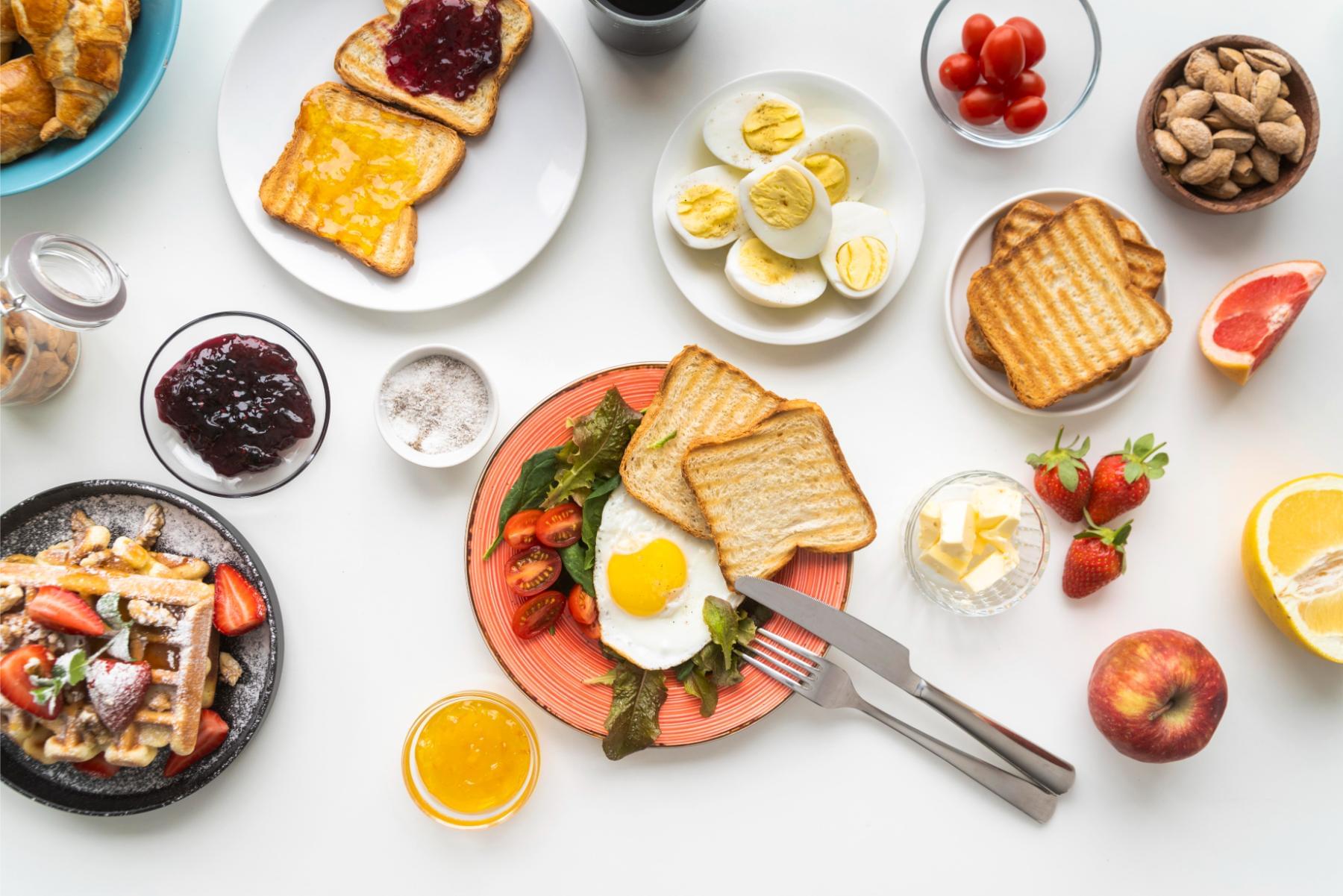 Savory breakfast with eggs, bread and tomatoes